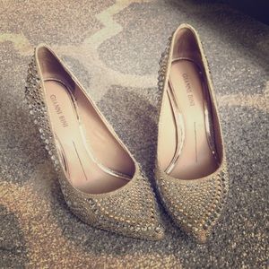 Beautiful studded Gianni Bini pumps!